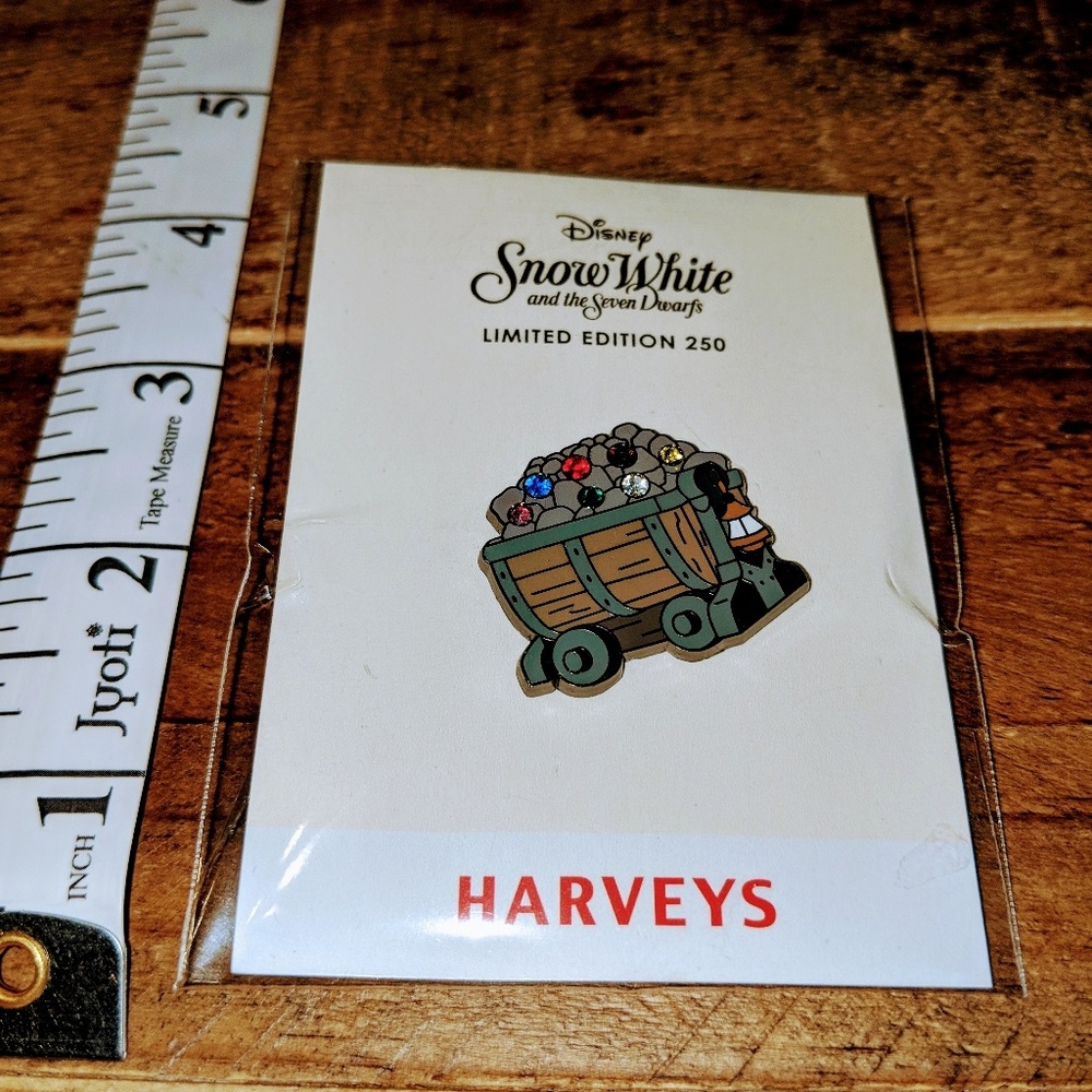 Harvey's seatbelt LE  Disney Snow White pin